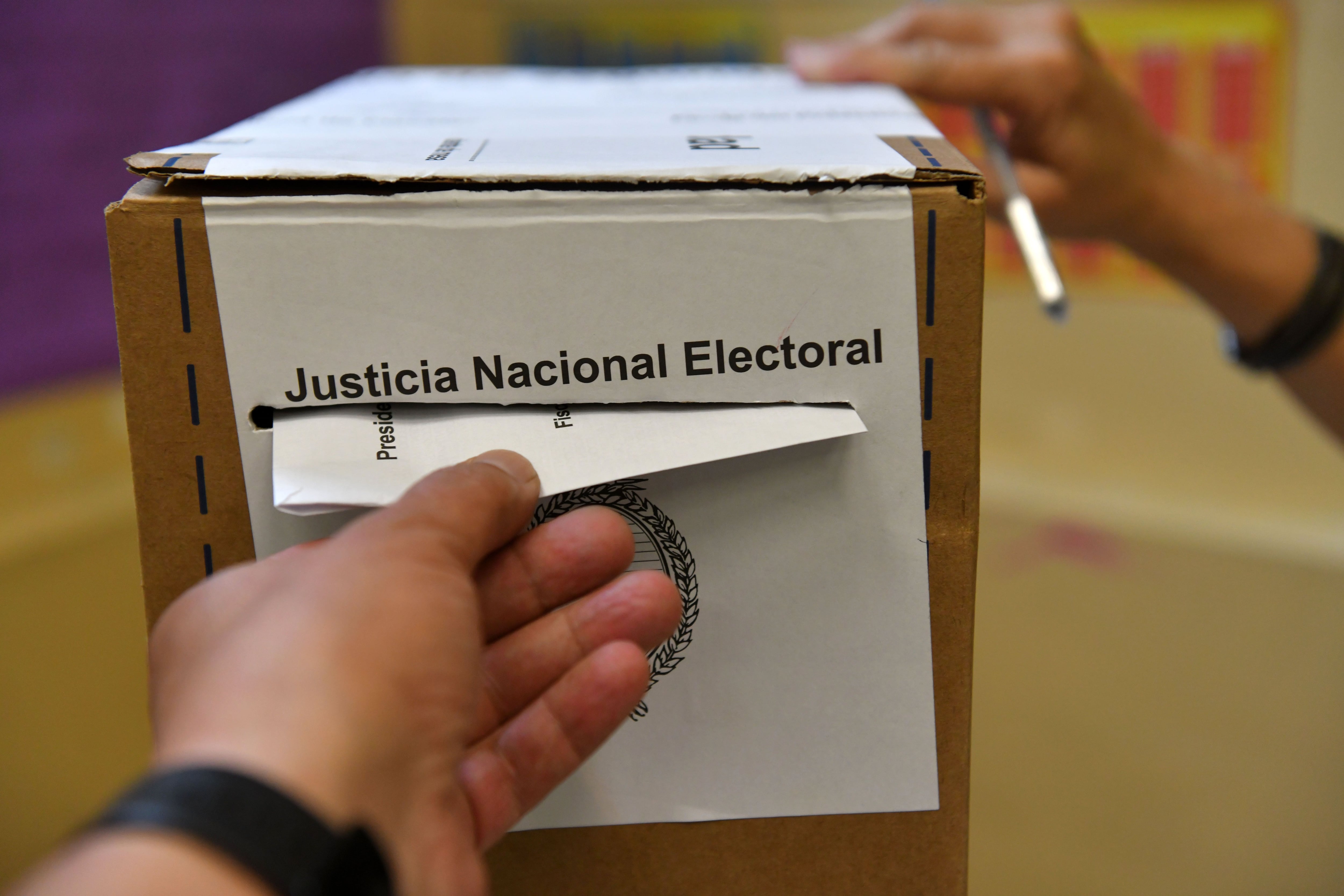 Una persona emite su voto para las elecciones en Buenos Aires (Argentina), este 22 de octubre de 2023. EFE/ Enrique García Medina
