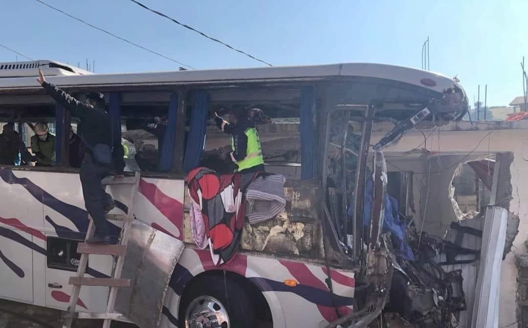 Un autobús de pasajeros se quedó sin frenos e impactó contra una casa en la carretera Joquicingo-Malinalco. (Foto: Twitter/ @FernandoCruzFr7)