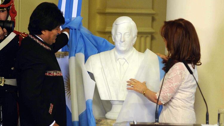 Cristina Kirchner y Evo Morales cuando inauguraron un busto del ex presidente 
