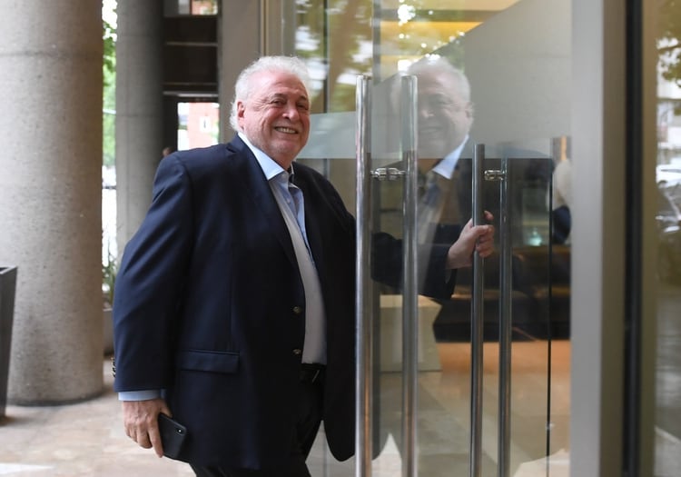 Ginés González García ingresa a las oficinas de Alberto Fernández en Puerto Madero (Foto: Maximiliano Luna)