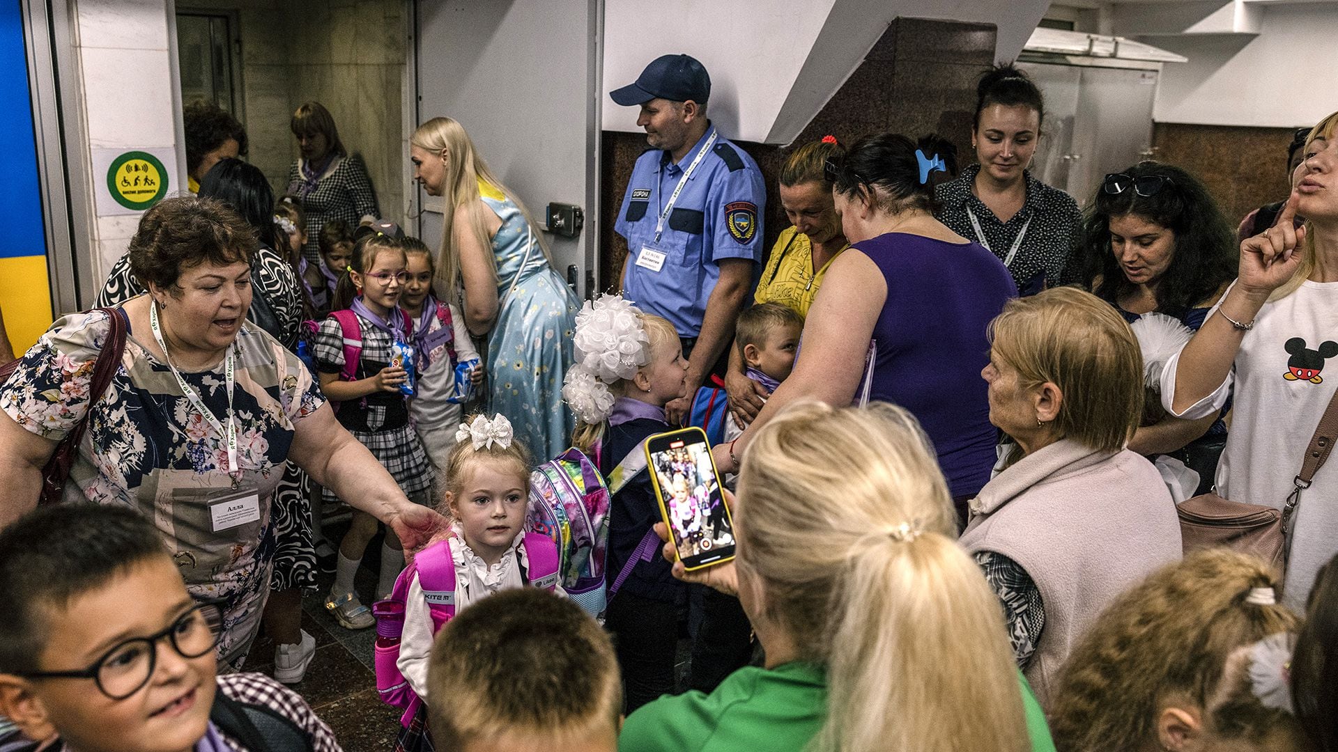 Madres emocionadas abrazaban y sacaban fotos  (Foto para The Washington Post de Heidi Levine)