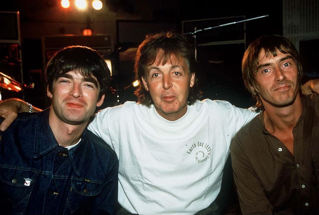 Noel junto a su máximo referente, Paul McCartney, en Abbey Road Studios, en 1995 (Photo by Brian Rasic/Getty Images)
