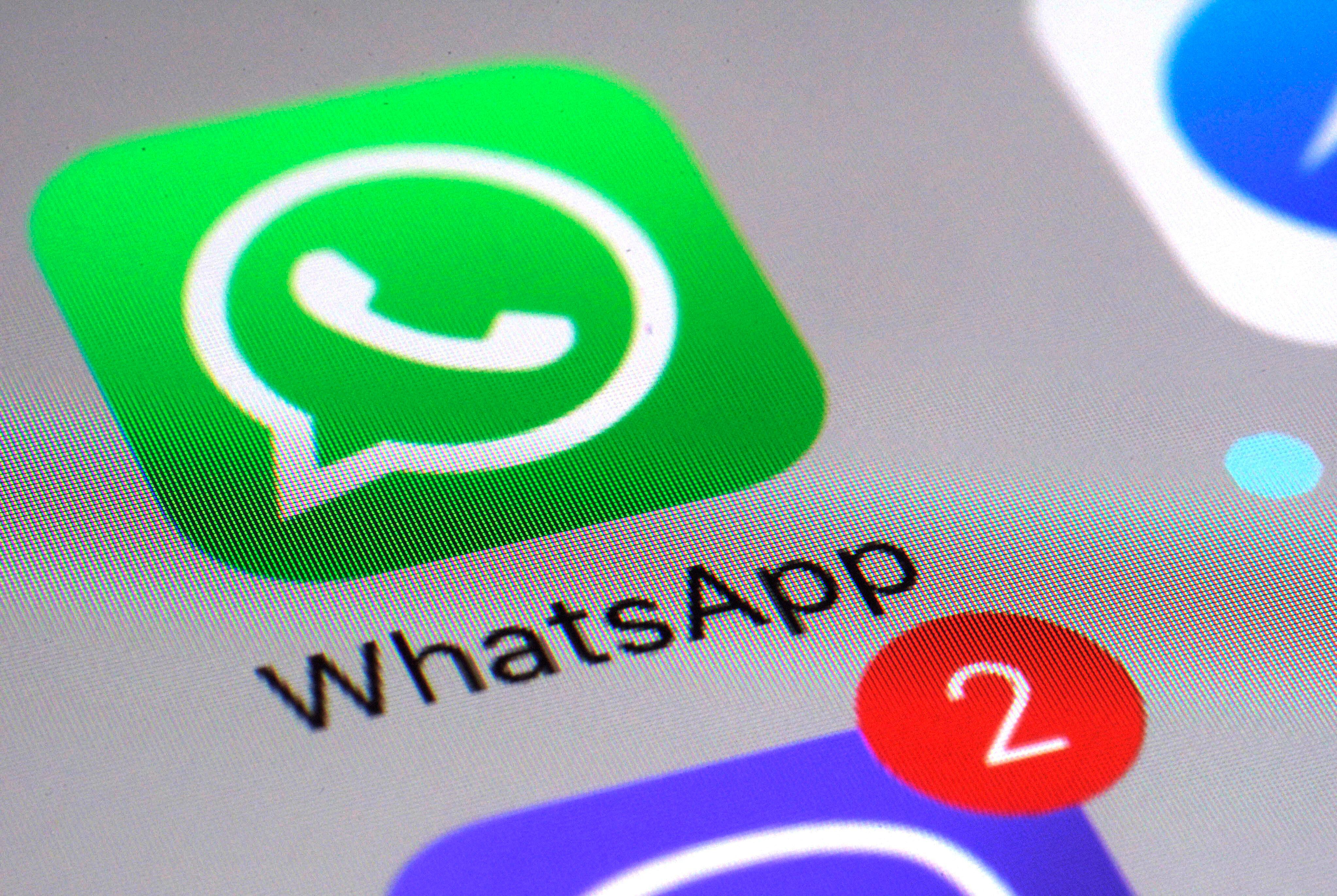 WhatsApp constantemente toma medidas para garantizar la seguridad e integridad de su comunidad. (AP Foto/Patrick Sison)