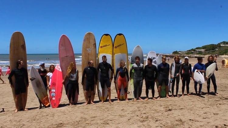 Surfers profesionales y famosos festejaron los 40 años del surf marplatense en Honu Beach