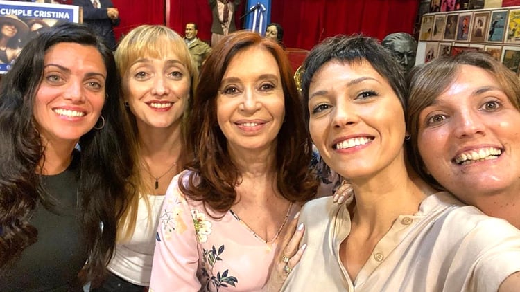 Luana Volnovich, Anabel Fernández Sagasti, Mayra Mendoza y Luz Alonso con Cristina Fernández en su cumpleaños (@mayrasolmendoza)