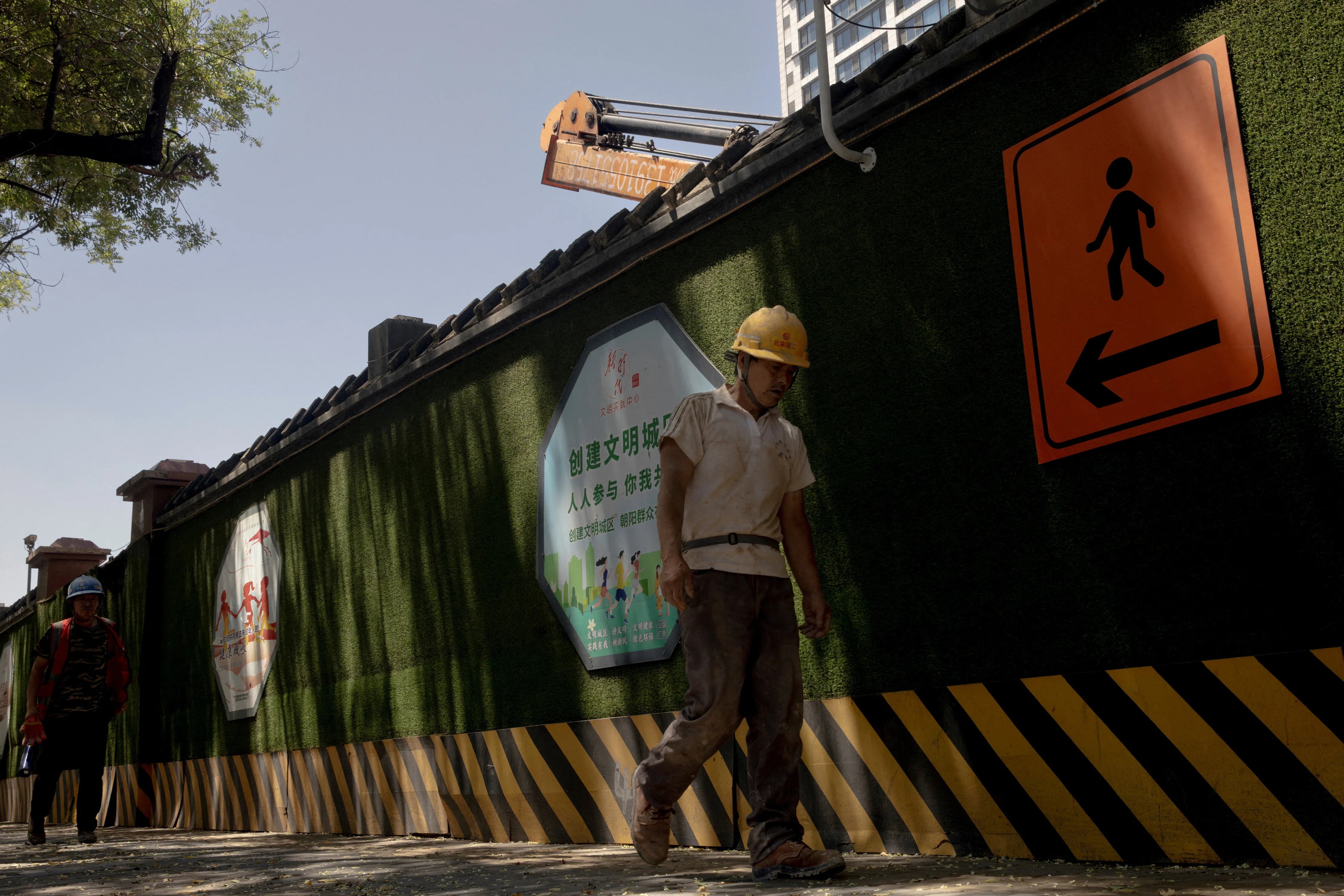 Un trabajador camina cerca de una obra en Beijing, China, este 14 de julio de 2023. La economía china muestra signos de estancamiento y crece la preocupación (Reuters)