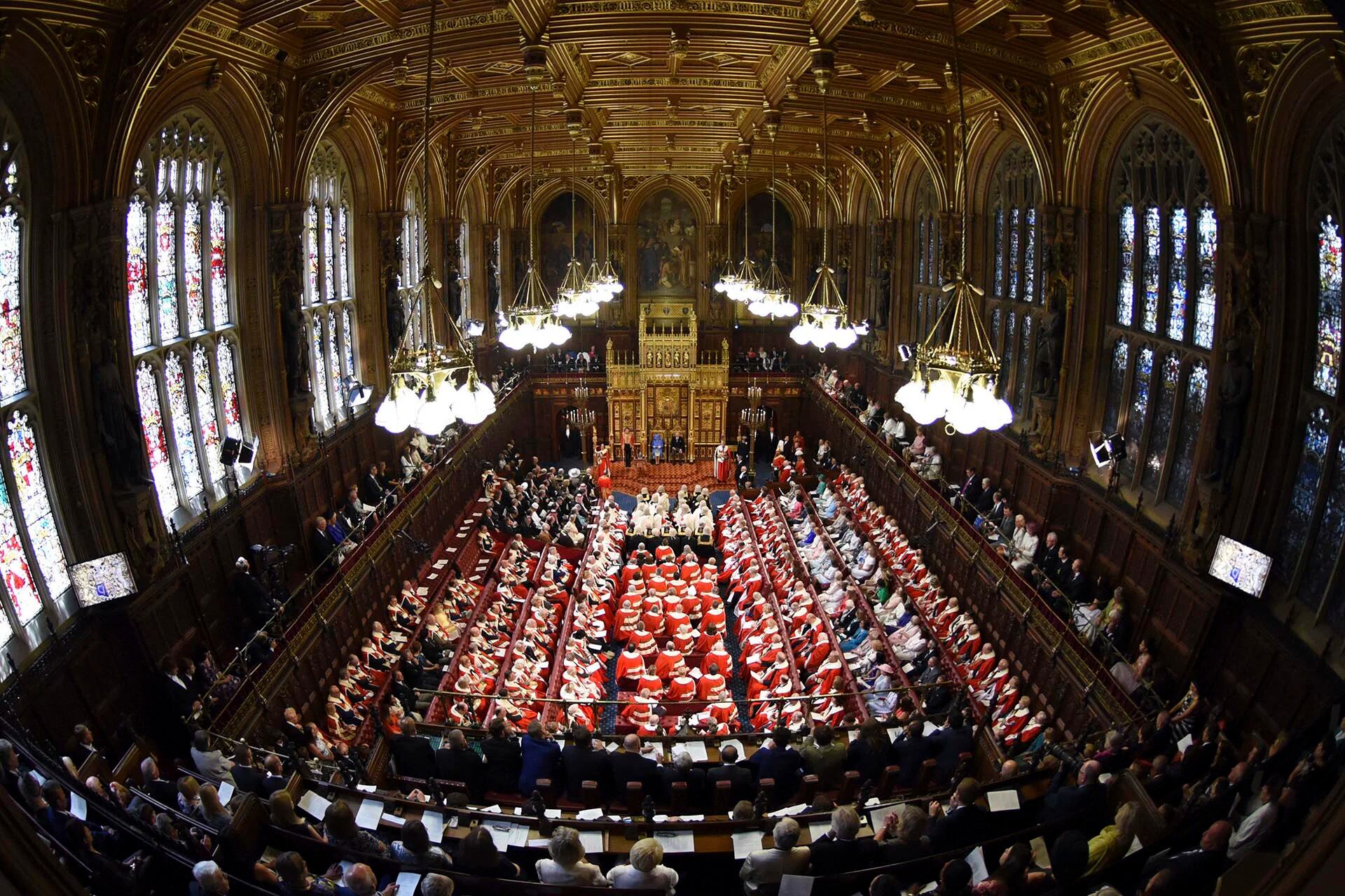 La Reina Isabel II de Gran Bretaña y el Príncipe Carlos se sientan en la Cámara de los Lores en la sesión oficial de apertura del Parlamento en Londres