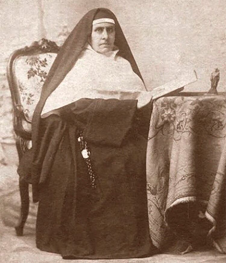 La Madre Camila de San José Rolón, con su hábito de la congregación por ella fundada