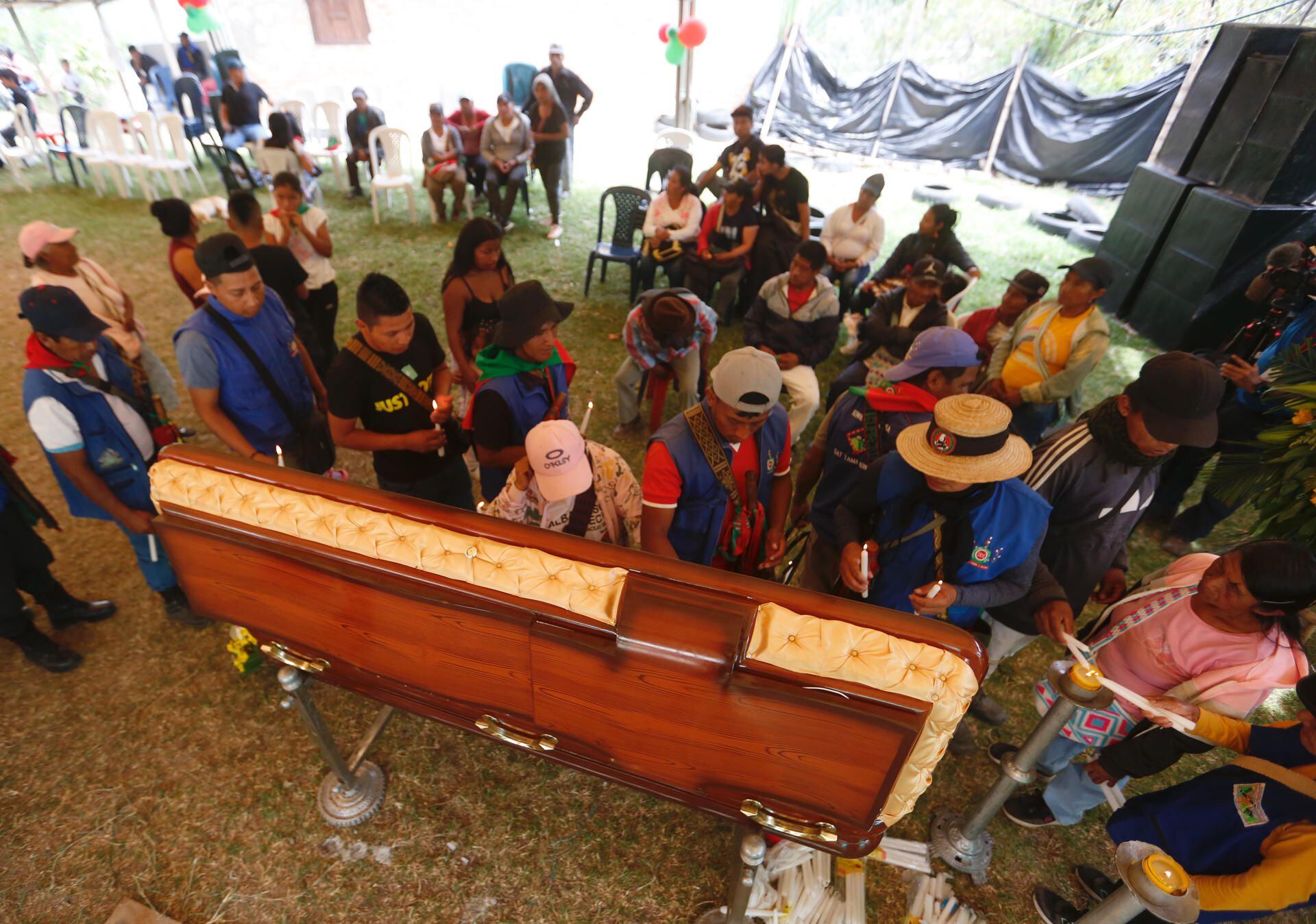 Resistencia en medio del miedo en el velatorio de lideresa indígena asesinada en Colombia