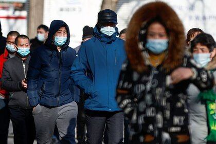 Personas llegando a un lugar de vacunación en Pekín, China, el 6 de enero de 2021. REUTERS/Thomas Peter