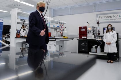 El presidente de los Estados Unidos, Donald Trump, gesticula con aprobación durante un recorrido por el Centro de Innovación Biotecnológica Fujifilm Diosynth, una planta de fabricación farmacéutica donde se están desarrollando componentes para una posible vacuna candidata para la enfermedad COVID-19, en Morrrisville, Carolina del Norte (Reuters)