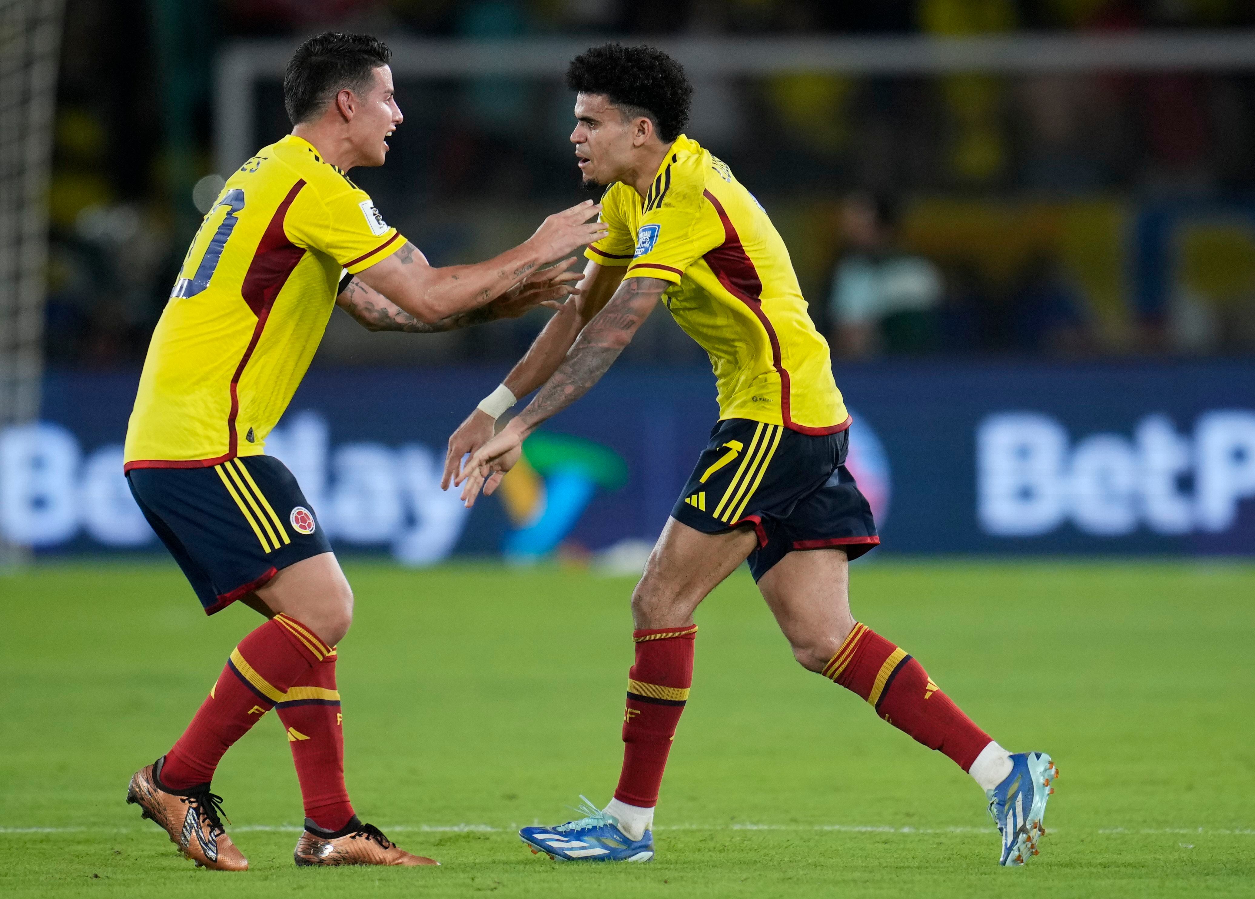Luis Díaz y James Rodríguez han creado una de las duplas más peligrosas en la selección Colombia - crédito AP