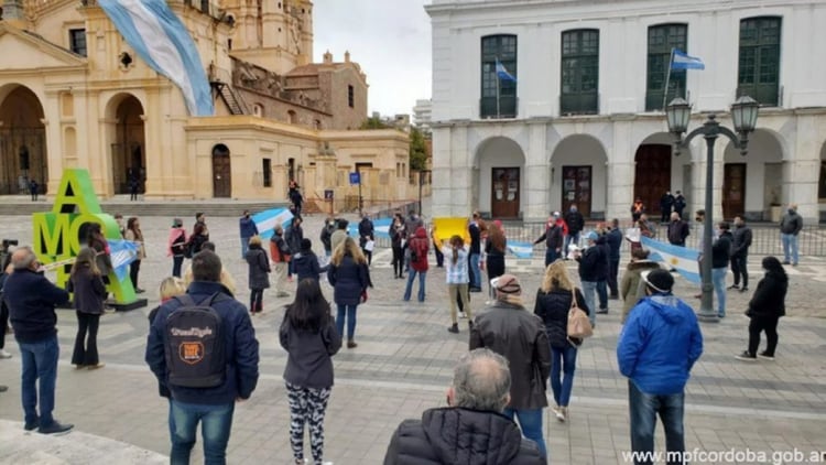 Protesta de la Red de Comerciantes Unidos de Córdoba en contra del cierre de comercios