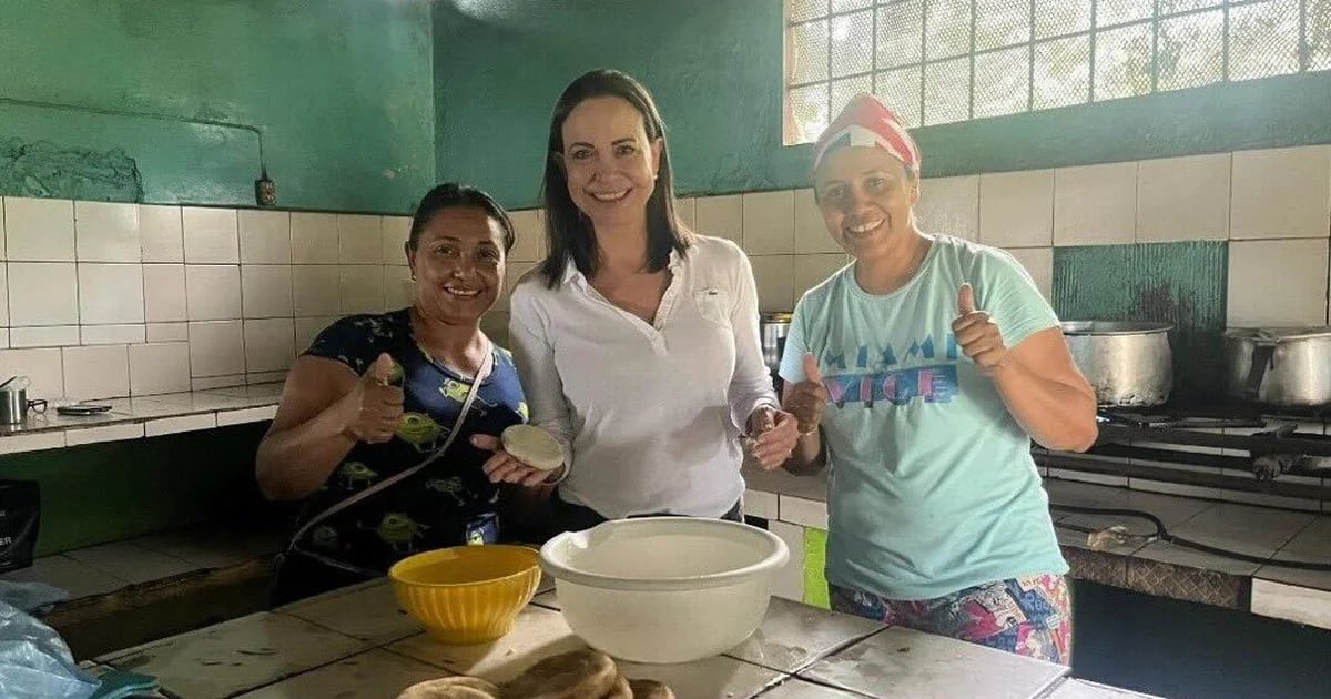 The Nicolás Maduro regime shut down a small restaurant after the owners posed for photos with María Corina Machado.
