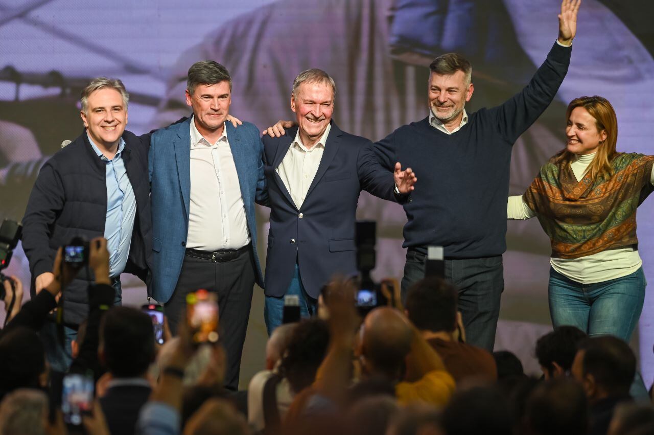 Martín Llaryora, Daniel Passerini, Juan Schiaretti, Javier Pretto (candidato a viceintendente) y Miriam Prunotto (vicegobernadora electa)
