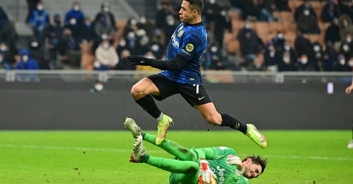 Alexis Sánchez assegna all’Inter la Supercoppa Italiana contro la Juventus de Cuadrado, fuori per squalifica