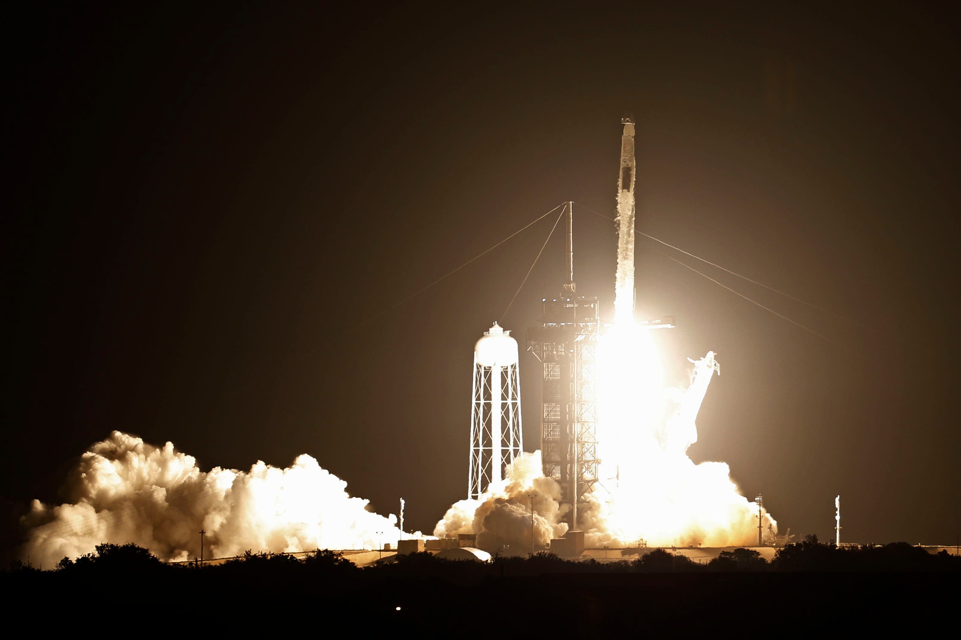 Se lanza un cohete SpaceX Falcon 9, con la cápsula Crew Dragon, que transporta a cuatro astronautas en una misión comercial de la tripulación de la NASA a la Estación Espacial Internacional en el Centro Espacial Kennedy en Cabo Cañaveral, Florida, EEUU, 22 de abril de 2021 (Reuters/ Thom Baur)