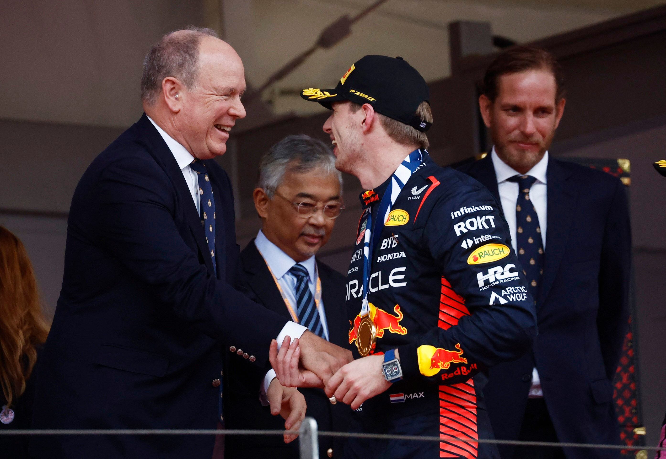 El Príncipe Alberto de Mónaco felicita a Max Verstappen en el podio (REUTERS/Stephane Mahe)