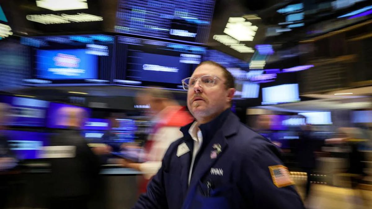 Mercados: caen las acciones y los bonos operan estables en medio de la incertidumbre política