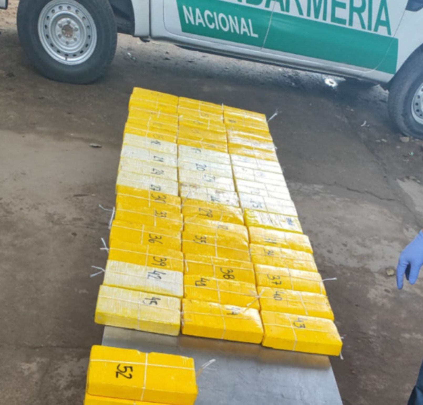 Gendarmería secuestró más de 64 kilos de cocaína ocultos en el techo de un auto en Salta (GNA)