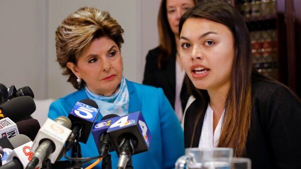 La abogada Gloria Allred atiende a una de las denunciantes, Danielle Mohazab, víctima de George Tyndall en 2016. (Reuters)