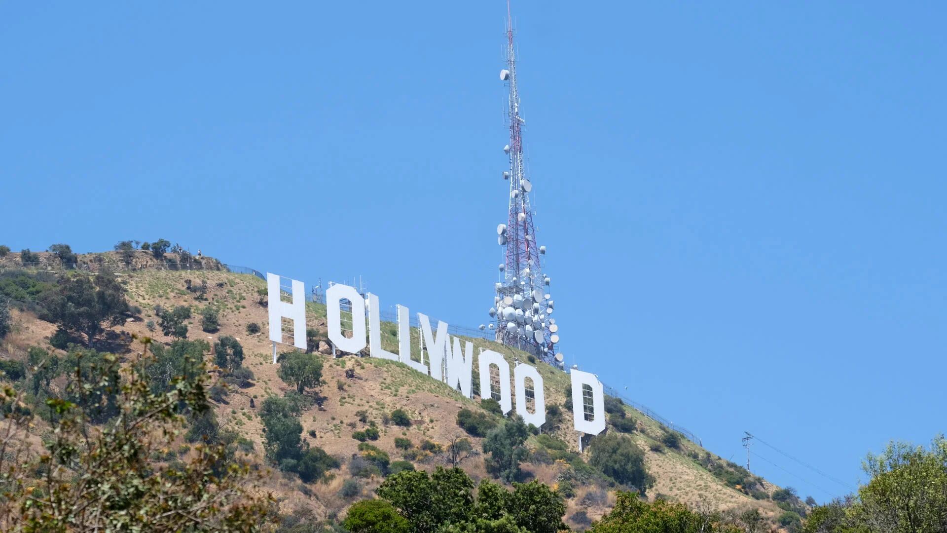 El 13 de julio de 1923, el promotor inmobiliario Hobart Johnstone Whitley, colocó un cartel de 14 metros de alto y 106 de largo que rezaba "Hollywoodland" sobre la colina del monte Lee en Los Ángeles (Foto: EFE/ Mónica Rubalcava)
