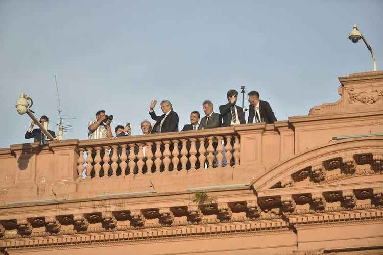 Alberto Fernández, ayer, en la terraza de Casa Rosada junto a algunos de sus principales colaboradores (foto Gustavo Gavotti)