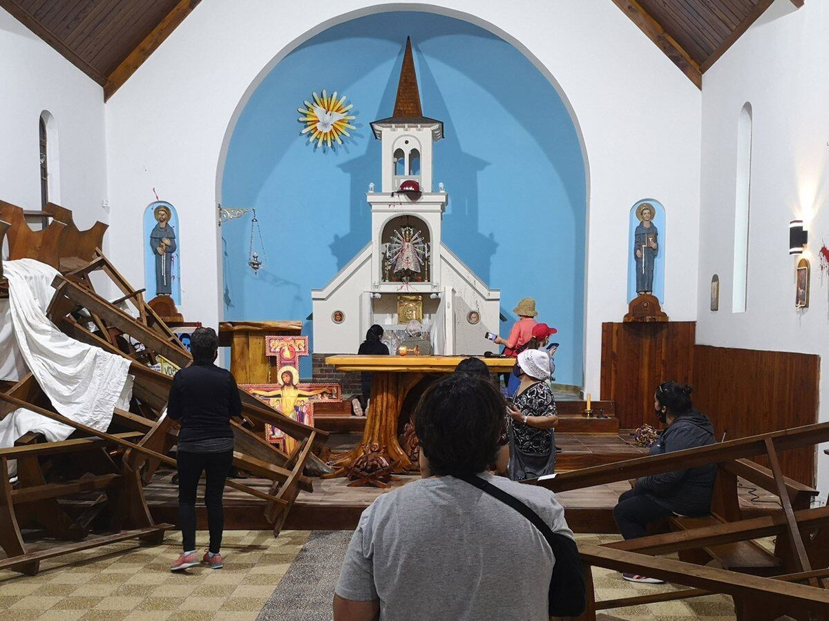 Imputaron a tres de los mapuches que tomaron una iglesia de El Bolsón y  golpearon al sacerdote - Infobae
