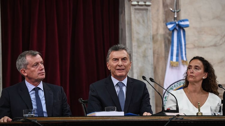 Mauricio Macri entre Emilio Monzó y Gabriela Michetti (Comunicacion Senado)