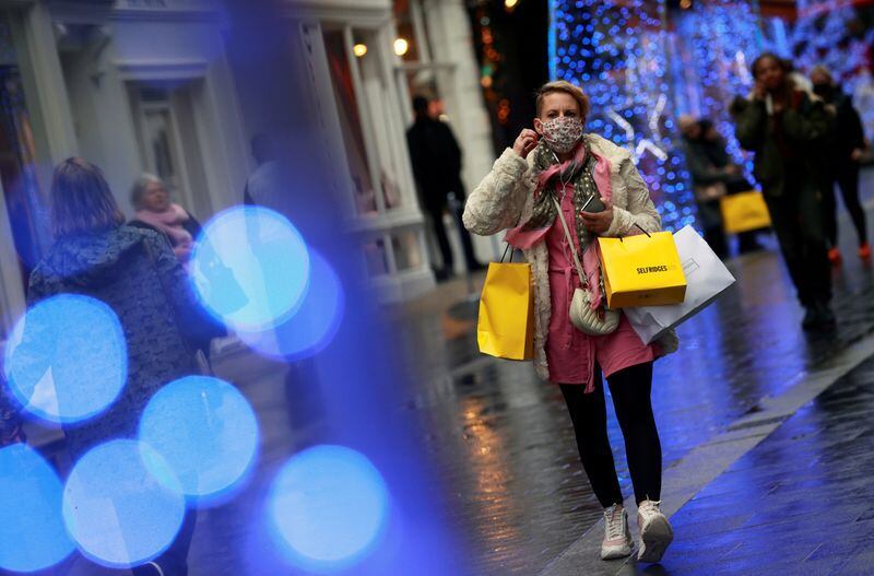 FOTO DE ARCHIVO: Una persona camina con sus compras por la calle en Londres, Reino Unido,18 de diciembre de 2020 (REUTERS/Hannah Mckay)