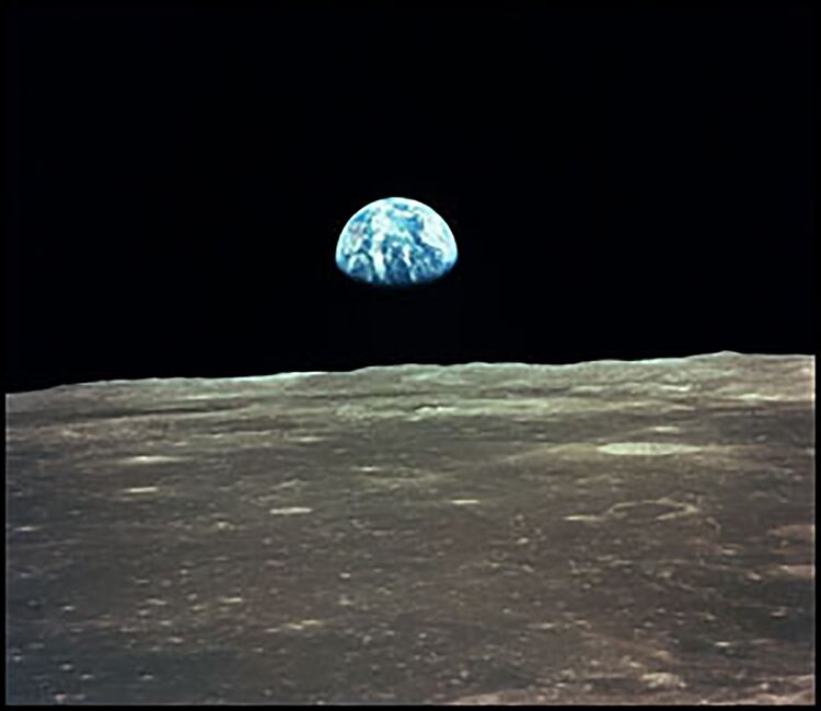 La Tierra asoma por el horizonte lunar durante la inserción orbital del Apolo 11