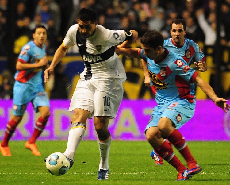 Marcone marcando a Riquelme en un duelo entre Boca y Arsenal disputado en la Bombonera
