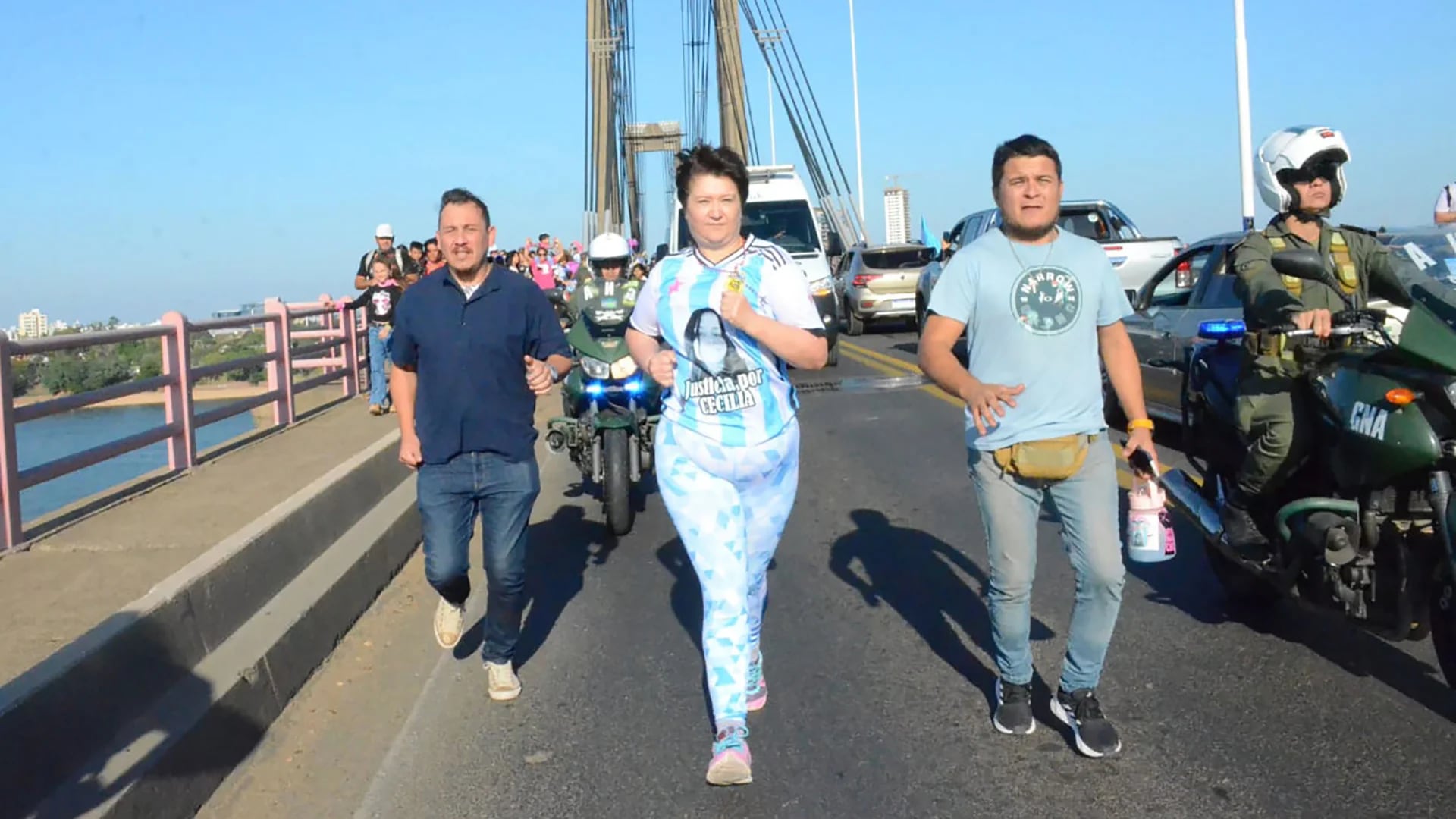 Escoltada por Gendarmera, Gloria Romero cruz el puente que une Chaco y Corrientes