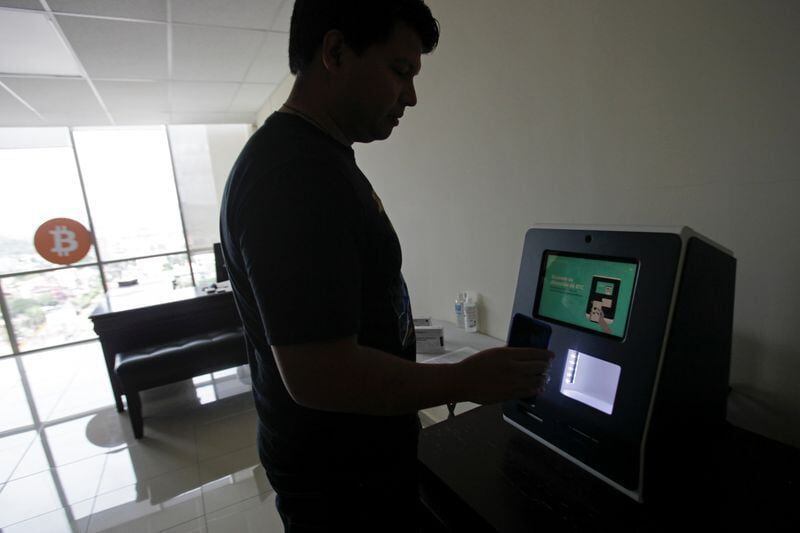 Juan Mayén, director ejecutivo de la firma hondureña TGU Consulting Group, muestra cómo usar un cajero automático de criptomonedas en Tegucigalpa, Honduras. (REUTERS/Fredy Rodriguez)