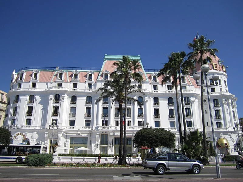 El hotel, visto desde la famosa avenida Promenade des Anglais