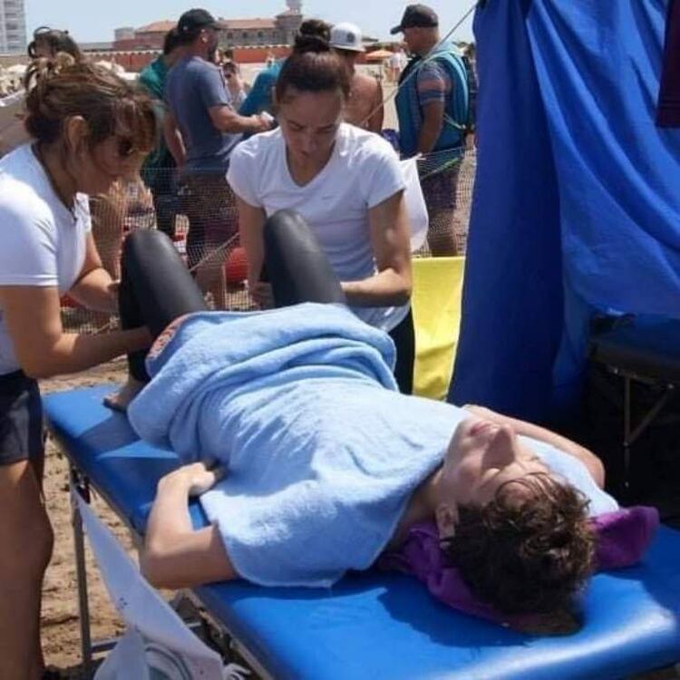 Uno de los nadadores que ese día sufrió un cuadro de hipotermia mientras era atendido en la orilla (Estefanía Dray)