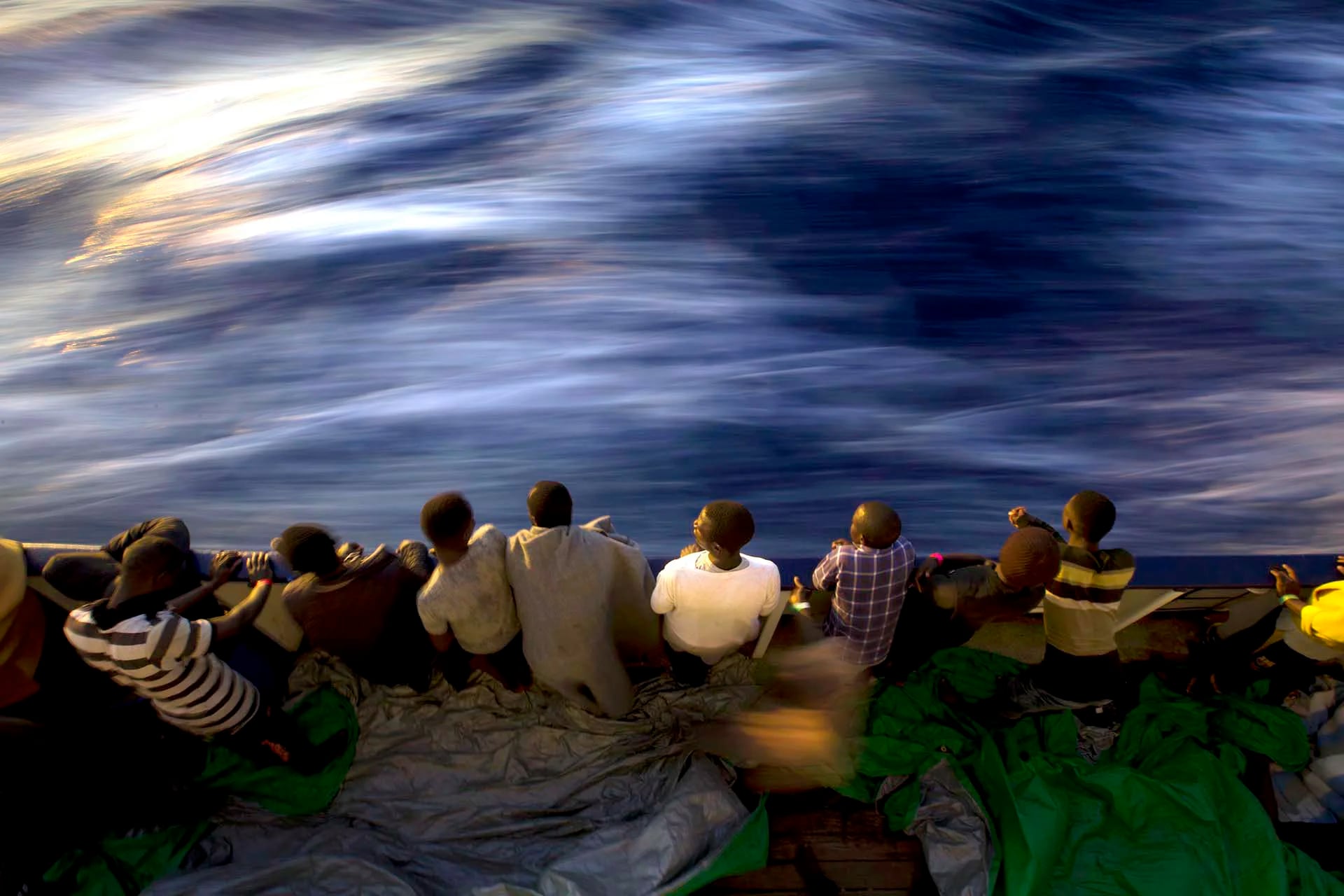 Migrantes y refugiados en la cubierta del buque de rescate Golfo Azzurro después de ser rescatados por la ONG española Proactiva Open Arms en el Mar Mediterráneo