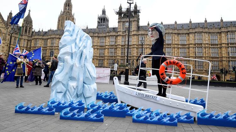 Una protesta contra el gobierno de Theresa May el 15 de enero de 2019 en Londres incluyó una representación de la premier a punto de colisionar contra un iceberg a bordo de su barco nombrado “Brexit” (REUTERS)