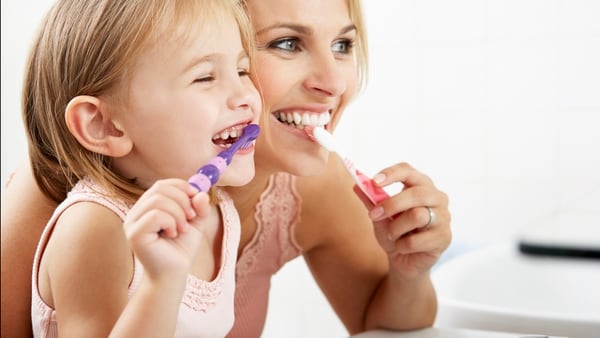 Los buenos hábitos de higiene bucal deben inculcarse desde la aparición de los primeros dientes (Getty)