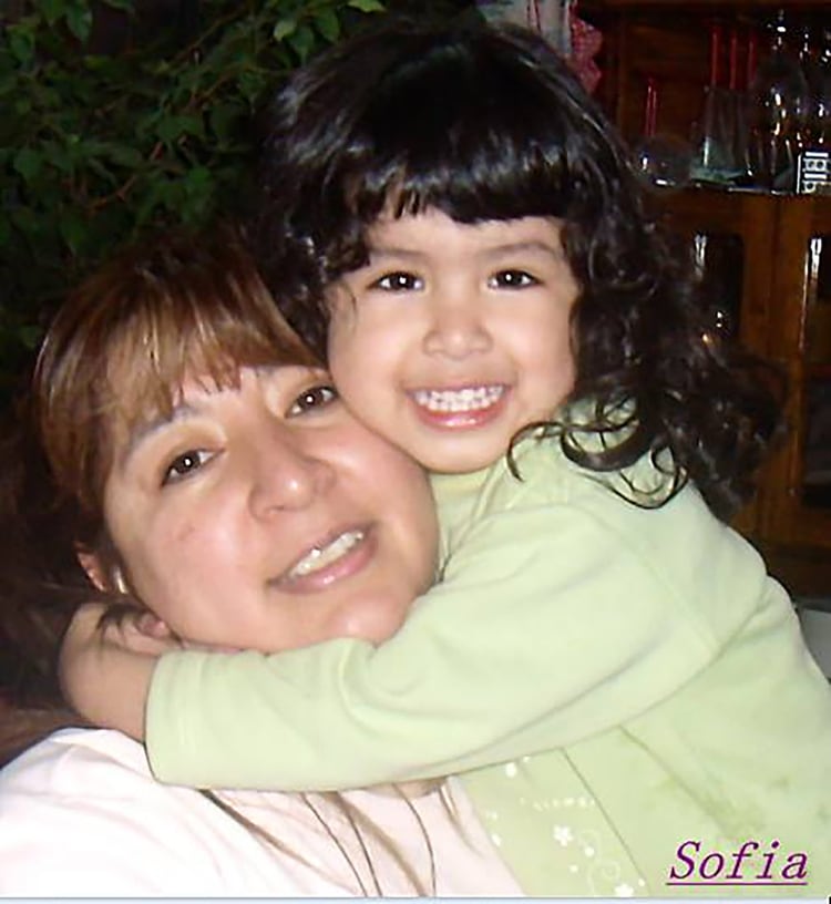 María Elena Delgado junto a Sofía, la hija que busca hace 10 años