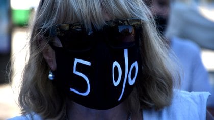 Una manifestante en una reciente protesta por el aumento del 5% por decreto que dio el gobierno para diciembre. Además, se deducirá del primer aumento semestral con el nuevo sistema (Nicolás Stulberg)