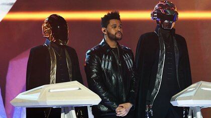 The Weeknd y Daft Punk durante la edición 59 de los Grammy Awards en febrero de 2017