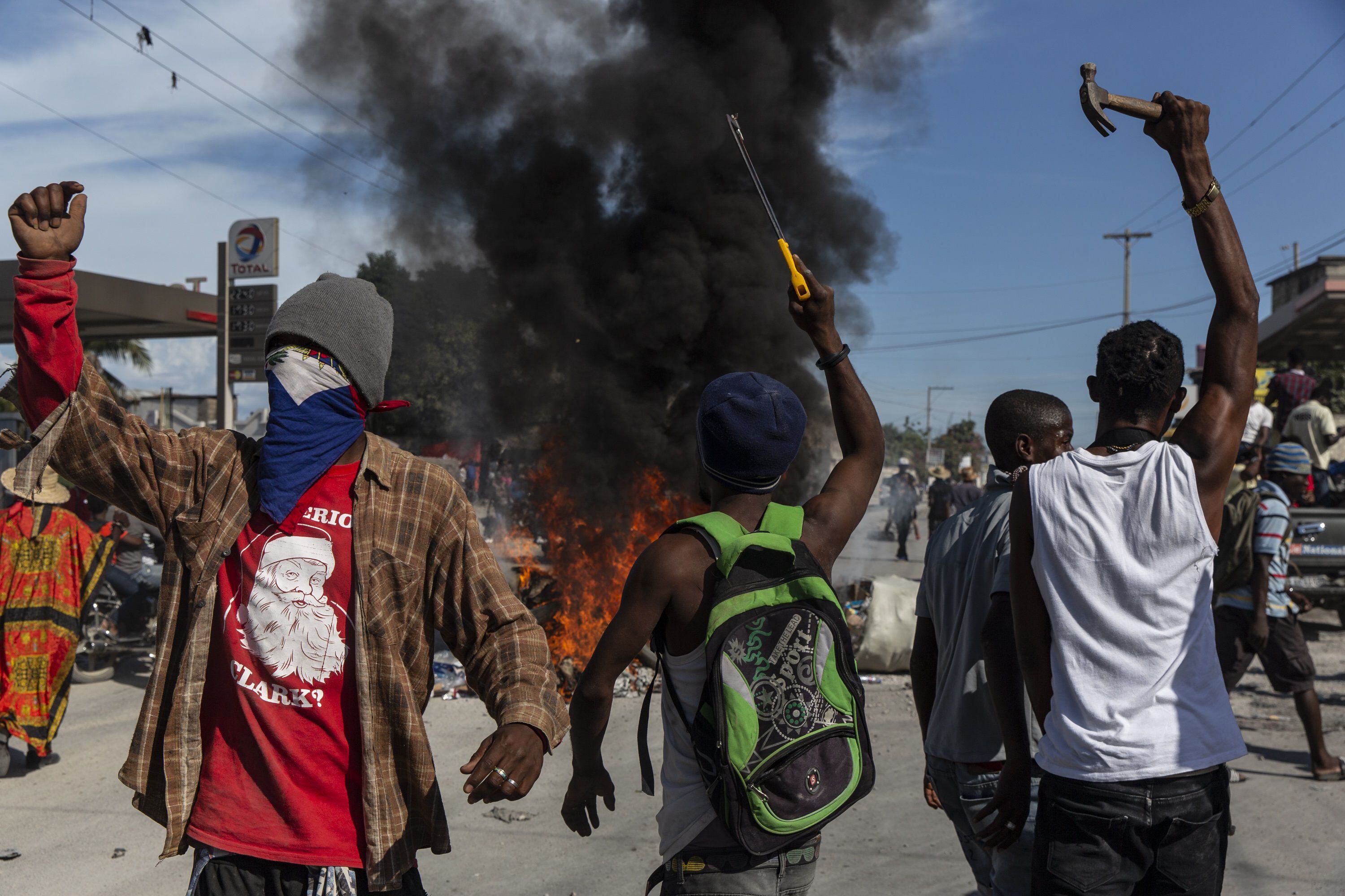 Las protestas y los grupos armados con cualquier tipo de elemento son cotidianos (ZUMA PRESS / CONTACTOPHOTO / Archivo)
