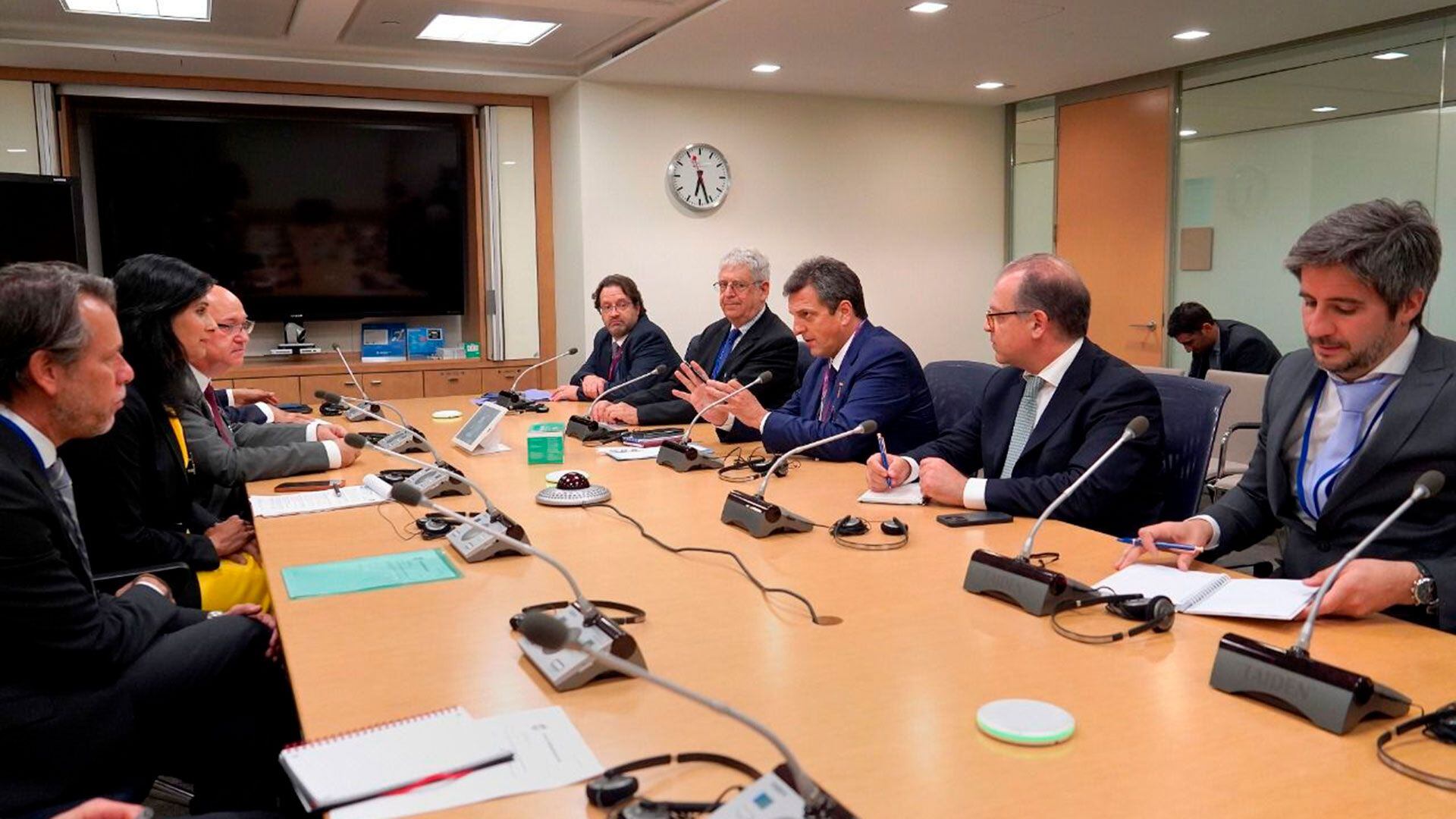 Massa en Washington, ante la subdirectora del FMI, Gita Gopinath, flanqueada por Ilan Goldfajn, director del Departamento Hemisferio Occidental, y Luis Cubeddu, jefe de la "misión Argentina"