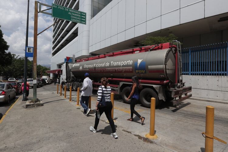 Un camiÃ³n cisterna distribuye combustible en una estaciÃ³n de servicio de Caracas (EFE/Rayner PeÃ±a)