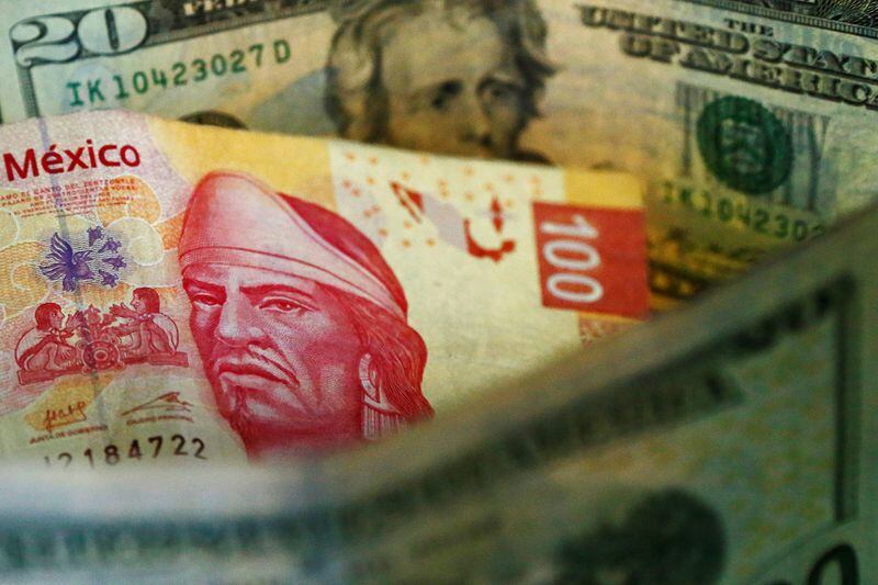 FOTO DE ARCHIVO: Una ilustración fotográfica muestra pesos mexicanos y dólares estadounidenses en Ciudad de México. 10 de marzo de 2015. REUTERS/Edgard Garrido/Archivo