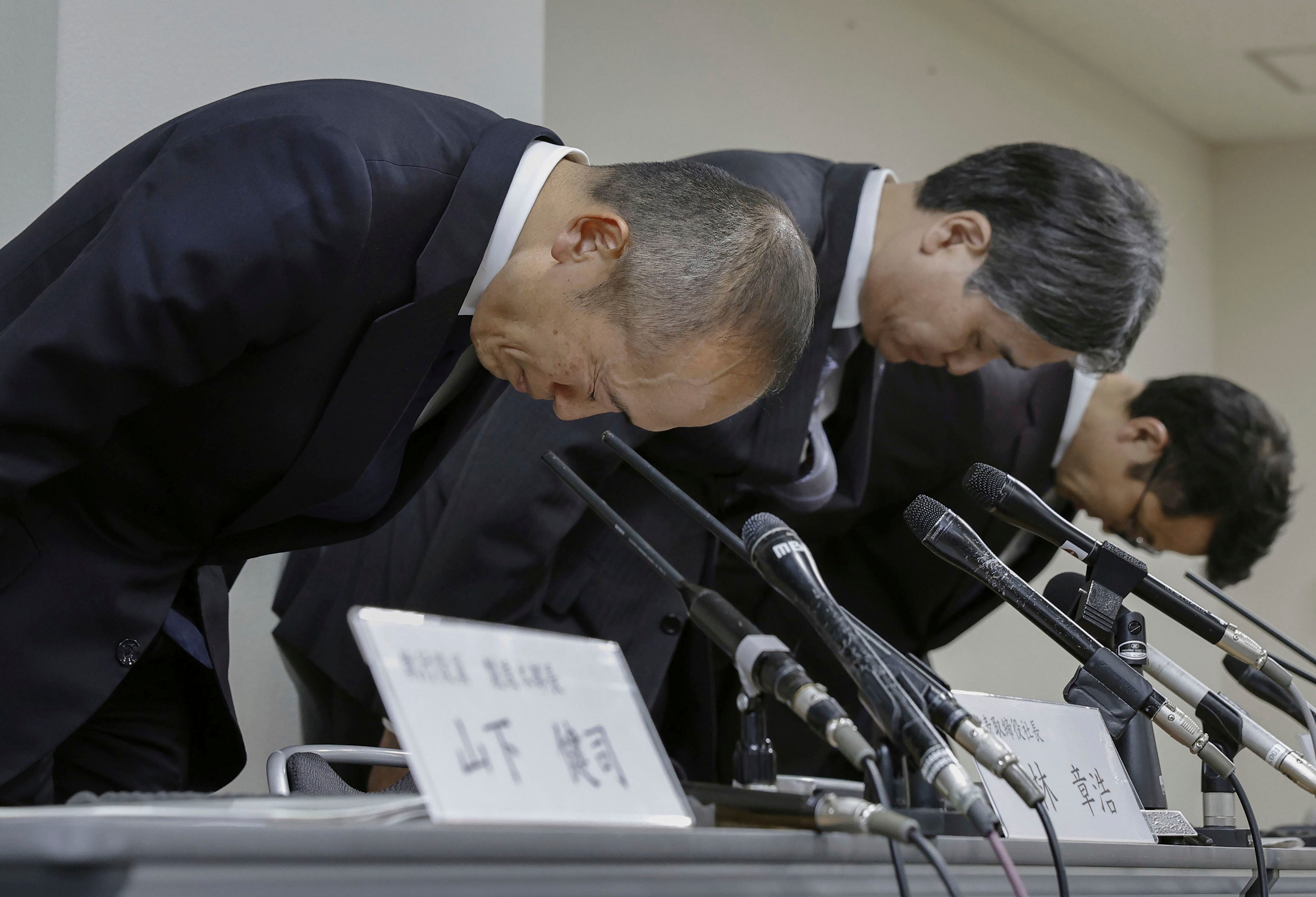 Akihiro Kobayashi, presidente de la farmacéutica Kobayashi Pharmaceutical Co. (izquierda), hace una reverencia durante una conferencia de prensa en Osaka, Japón, el 22 de marzo de 2024. (Chiaki Ueda/Kyodo News vía AP)