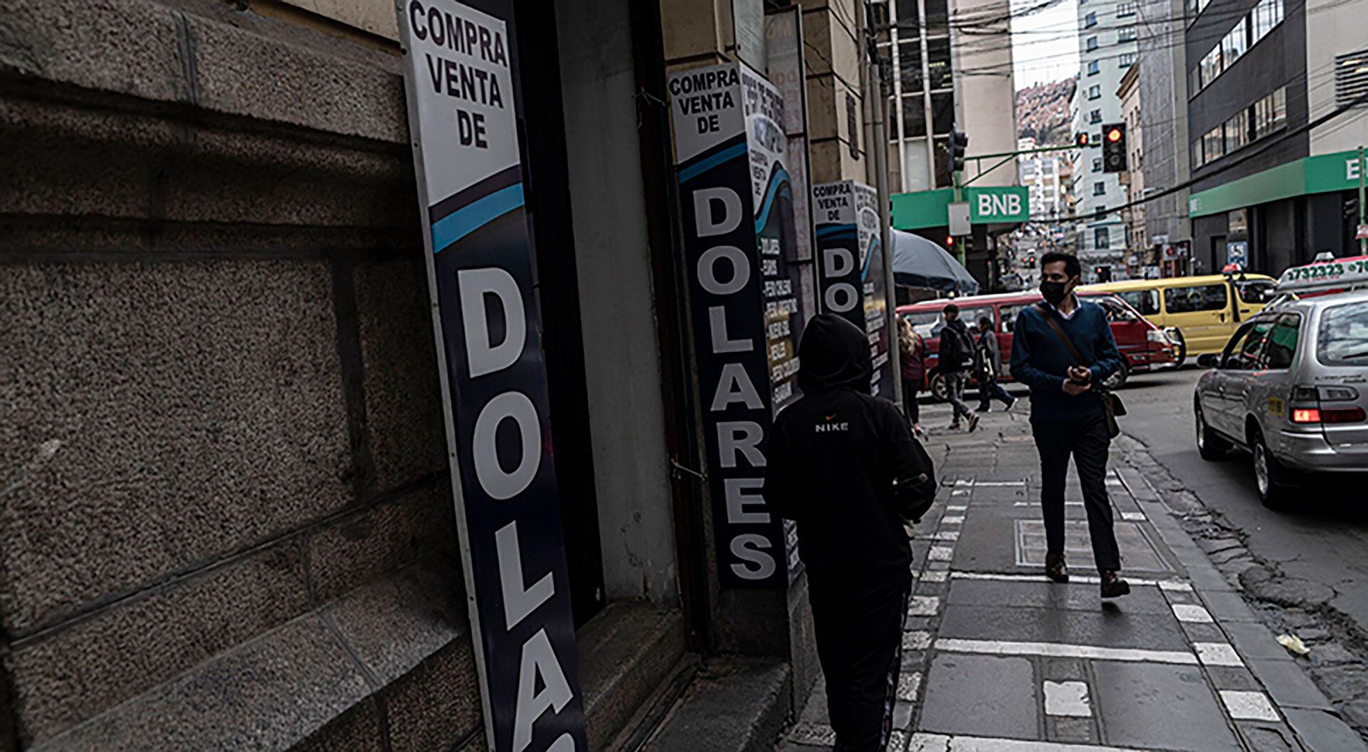 Filas-en-los-bancos-de-Bolivia-para-comprar-dólares