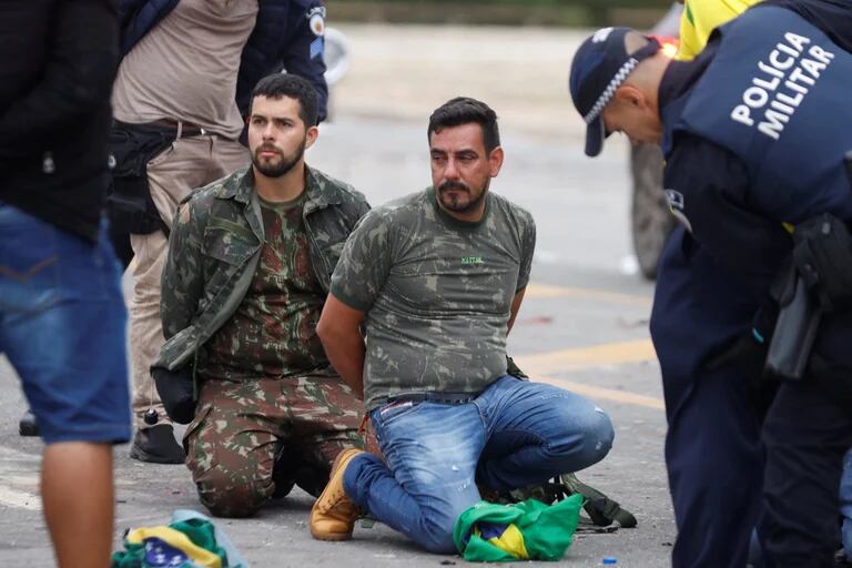 Brasil: la policía recuperó los edificios del Gobierno y hay detenidos por el intento de golpe de estado
