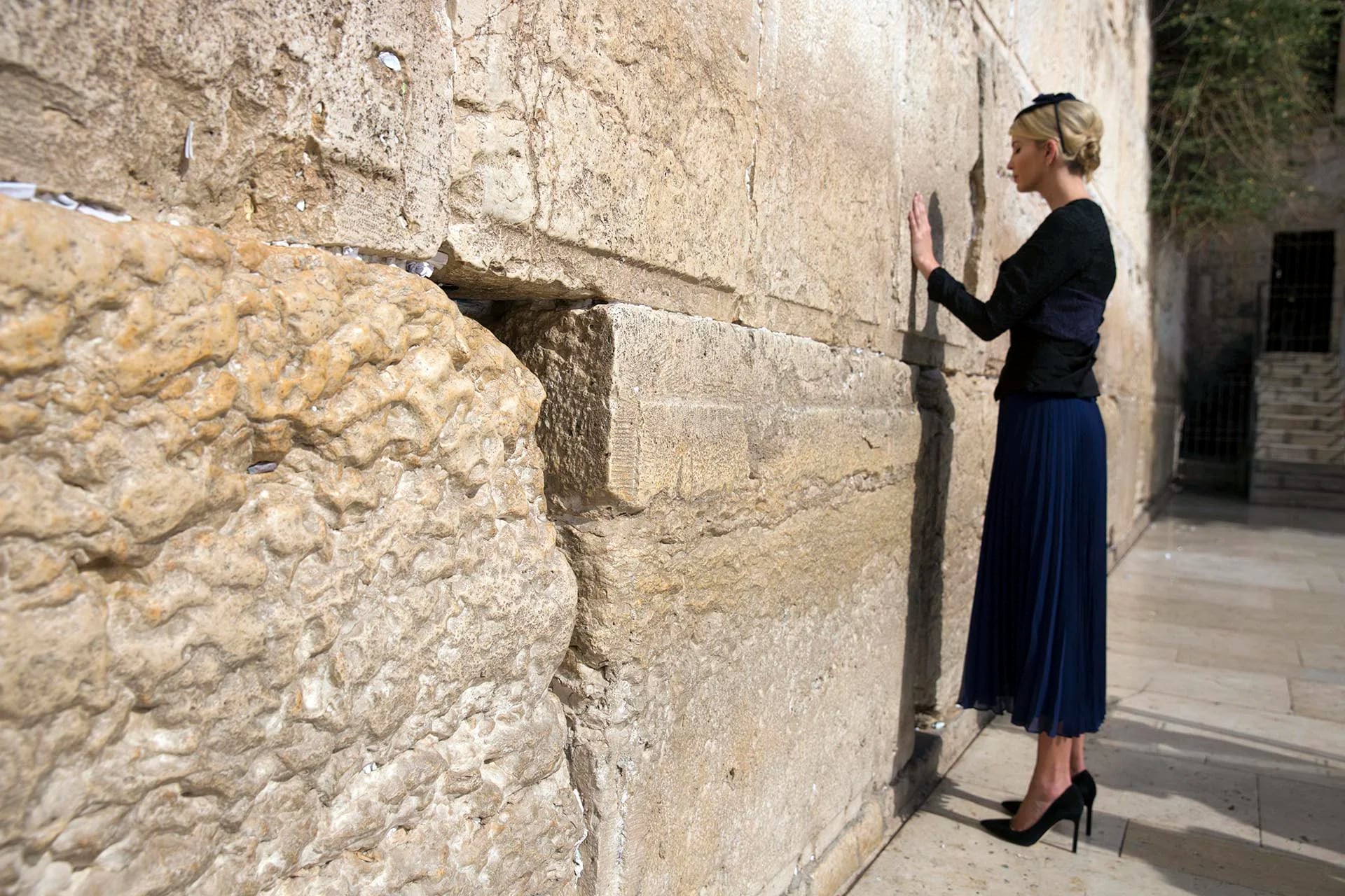 La hija del presidente estadounidense Donald Trump, Ivanka Trump reza frente al Muro de lss Lamentos durante su visita al muro de las lamentaciones en Jerusalén